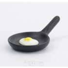 Pálcika tartó- tükörtojás serpenyőben