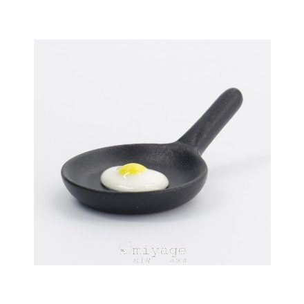 Pálcika tartó- tükörtojás serpenyőben