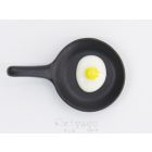 Pálcika tartó- tükörtojás serpenyőben