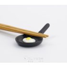 Pálcika tartó- tükörtojás serpenyőben