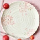 Sakura virágokkal díszített tányér