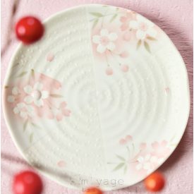 Sakura virágokkal díszített tányér