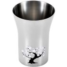 emperaturempfindliches Edelstahlglas, das seine Farbe ändert, wenn ein kaltes Getränk hineingegossen wird.