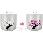 emperaturempfindliches Edelstahlglas, das seine Farbe ändert, wenn ein kaltes Getränk hineingegossen wird.